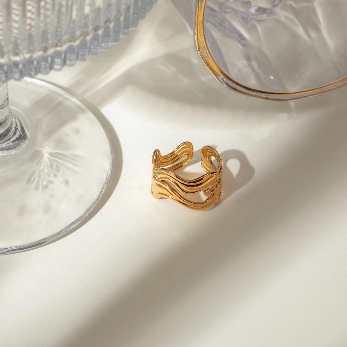 Free Waves Ring Gold R6316D