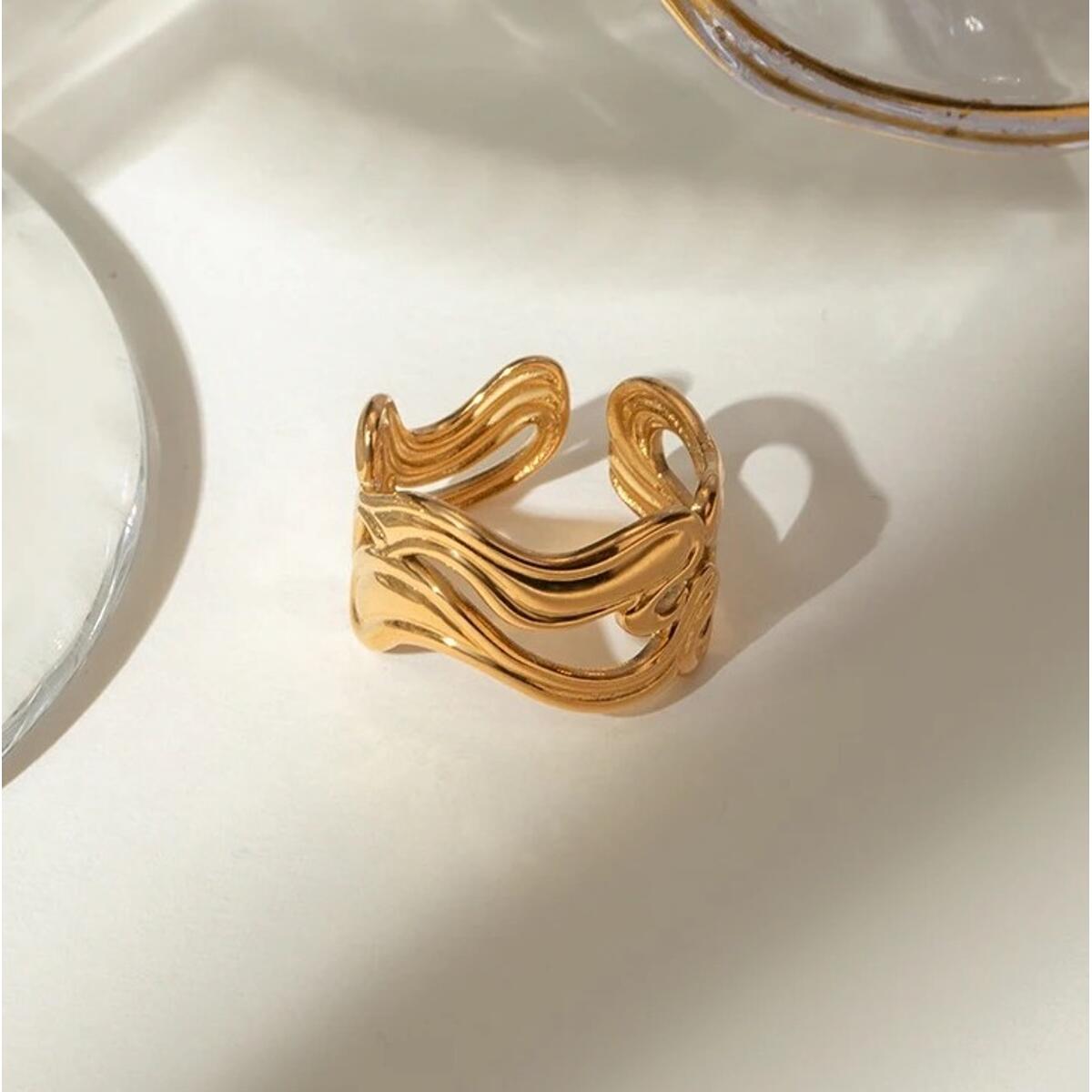 Free Waves Ring Gold R6316D