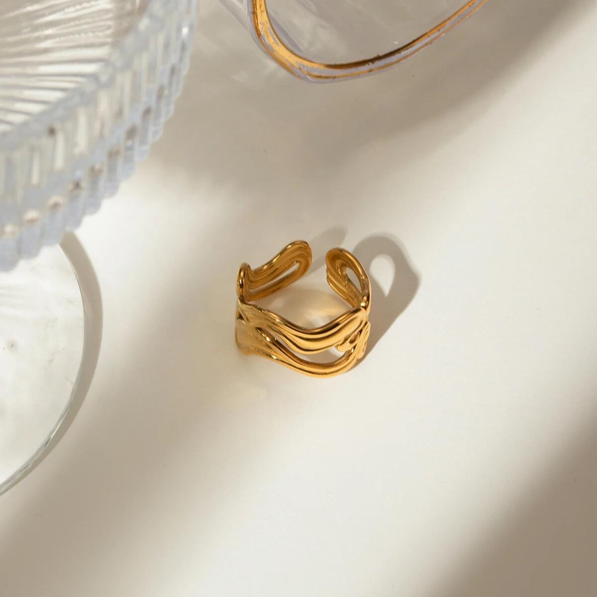 Free Waves Ring Gold R6316D