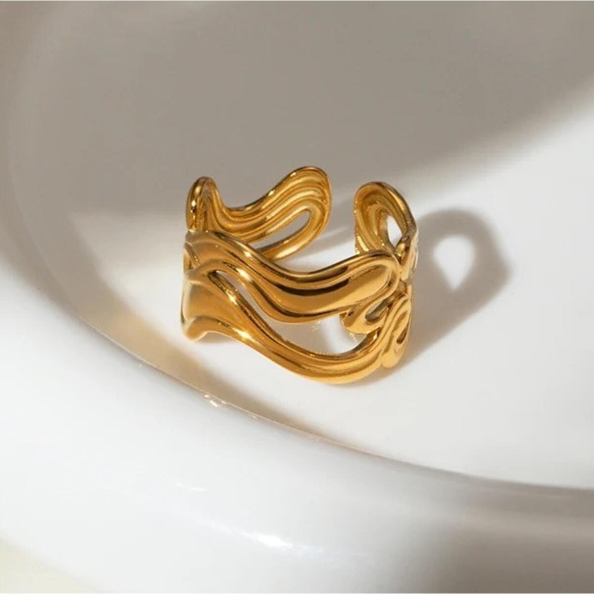 Free Waves Ring Gold R6316D