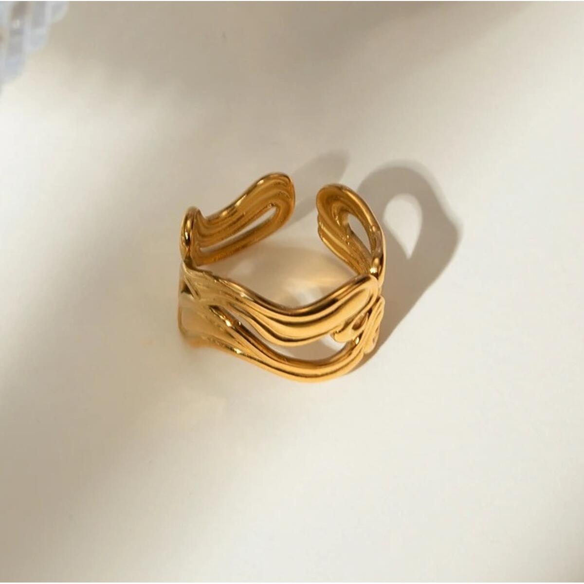 Free Waves Ring Gold R6316D